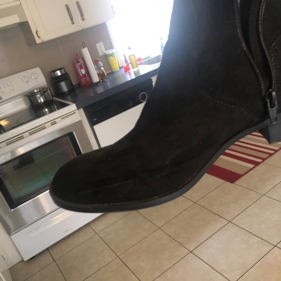 black boots - Picture 5 of 6